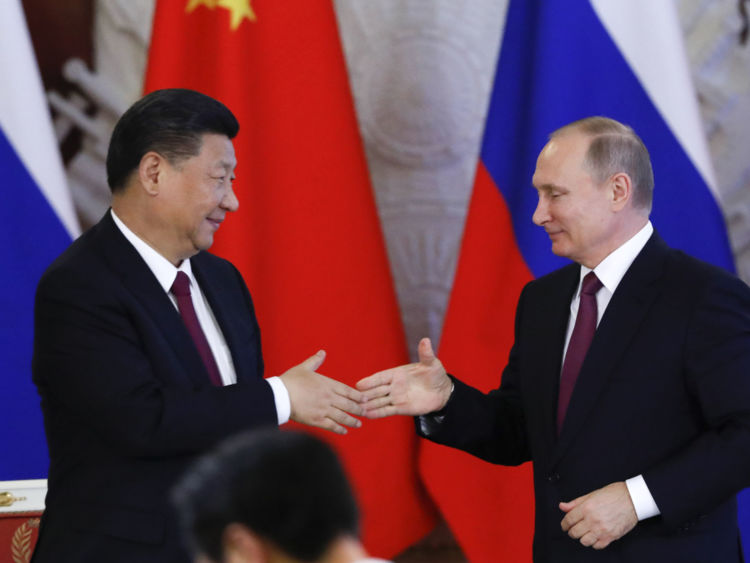 Russian President Vladimir Putin (R) and his Chinese counterpart Xi Jinping