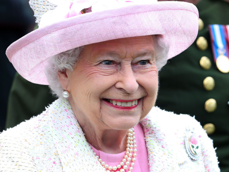 EDINBURGH, SCOTLAND - JULY 4: Queen Elizabeth II attends the annual garden party at the Palace of Holyroodhouse on July 4, 2017 in Edinburgh, Scotland. (Photo by Jane Barlow - WPA Pool/Getty Images)  