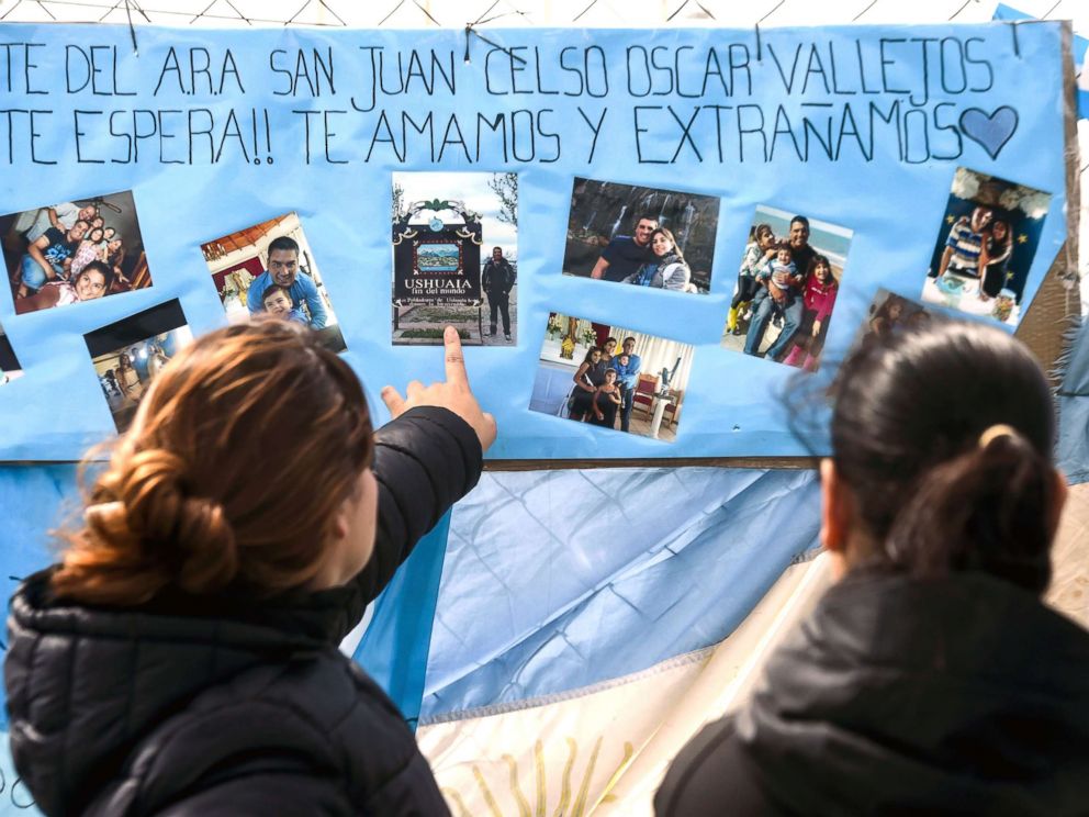 PHOTO: Women look at family pictures of missing Argentine submarine crew member Cesar Oscar Vallejos, hanging outside Argentinas Navy base in Mar del Plata, on the Atlantic coast south of Buenos Aires, on Nov. 24, 2017. 