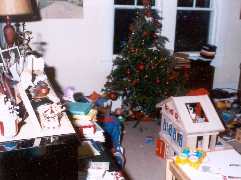 Crime scene photo shows a Christmas tree still up in Christa Worthingtons home. 