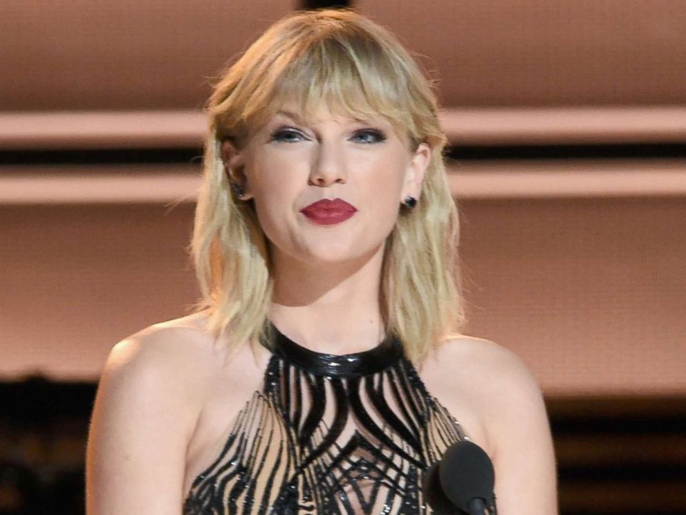 PHOTO: Taylor Swift presents at the CMA Awards on Nov. 2, 2016 in Nashville, Tenn.