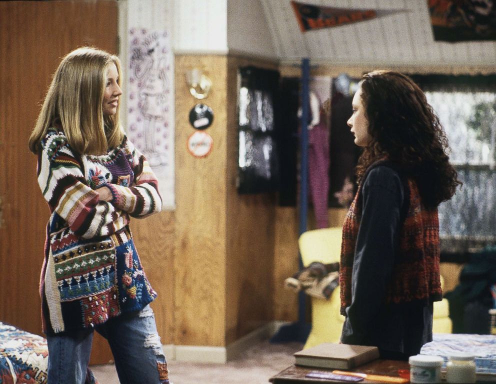 PHOTO: Sarah Chalke and Sara Gilbert in a scene from Roseanne in 1993.