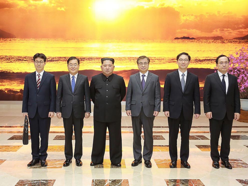 PHOTO: North Korean leader Kim Jong Un poses with South Korean delegation, who traveled as envoys of the Souths President Moon Jae-in, during their meeting in Pyongyang, March 5, 2018.
